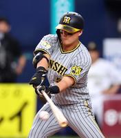 　１回、中前打を放つ前川（撮影・山口登）