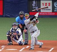 　２回、中前打を放つ渡辺（撮影・立川洋一郎）