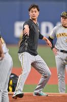 　マウンドの感触を確かめる大竹（撮影・北村雅宏）