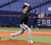 　マウンドを確認する大竹（撮影・山口登）