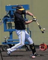 　ティー打撃する大山（撮影・金居みつよし）