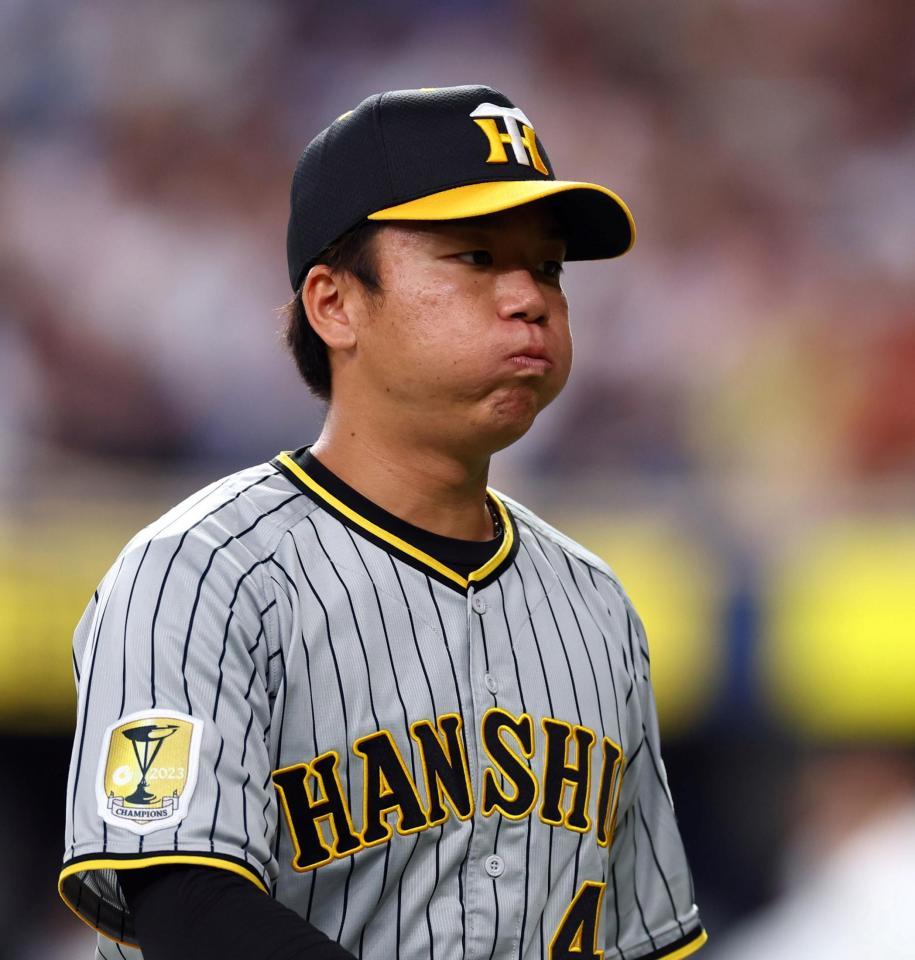 　６回、追加点を許し渋い表情でベンチに戻る村上（撮影・山口登）