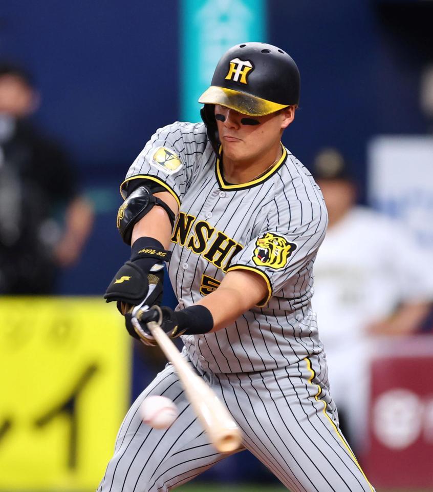 　１回、中前打を放つ前川（撮影・山口登）