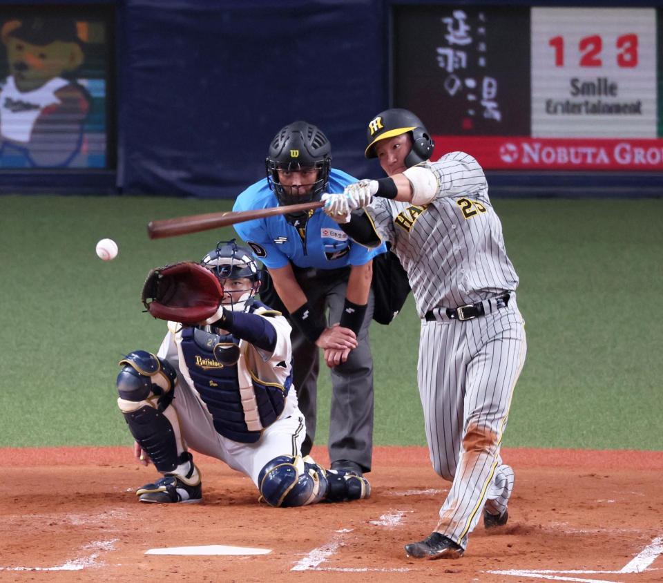 　４回、中前打を放つ渡辺（撮影・立川洋一郎）