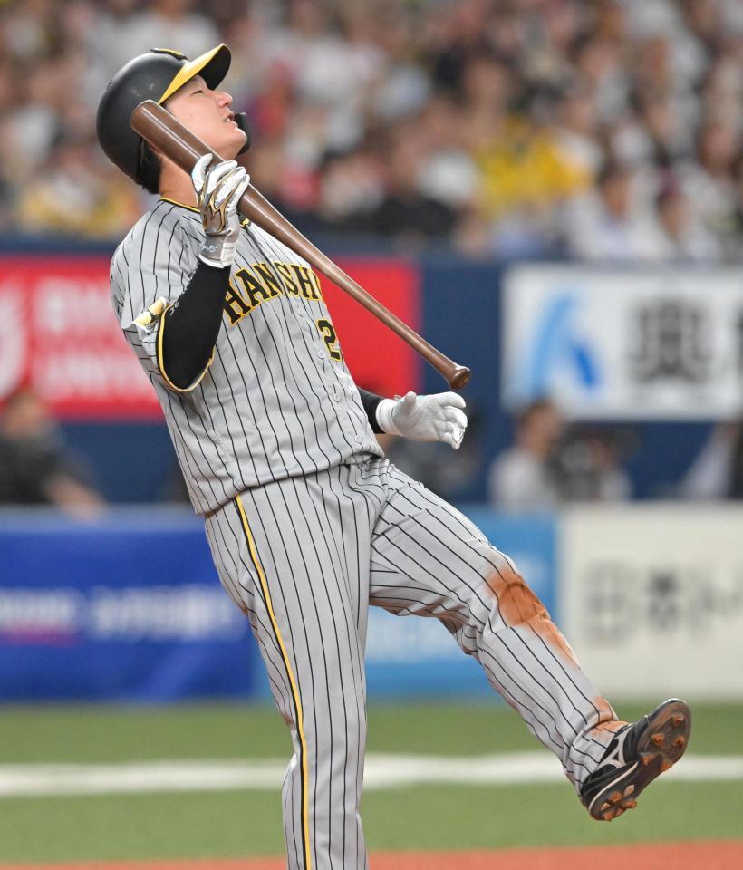 　６回、三直に倒れて悔しがる渡辺（撮影・北村雅宏）