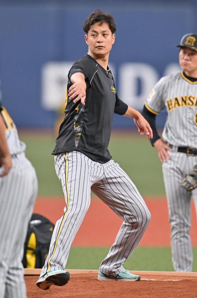 　マウンドの感触を確かめる大竹（撮影・北村雅宏）