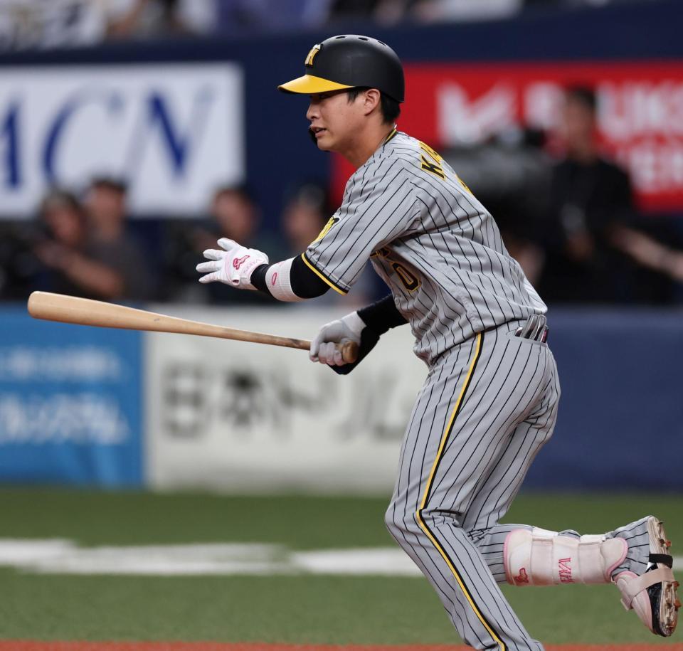 　６回、チーム初安打を放つ木浪（撮影・田中太一）