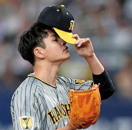 　４回、宗に２点適時打を許し、うなだれる大竹（撮影・田中太一）