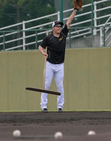 　地中に飛んで来たボールをトンボを持ったまま捕球しようとジャンプする大山（撮影・金居みつよし）