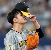 　４回、宗に２点適時打を許し、うなだれる大竹（撮影・田中太一）