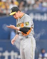 　４回、宗に２点適時打を浴びた大竹はマウンドでロジンの粉を吹く（撮影・北村雅宏）