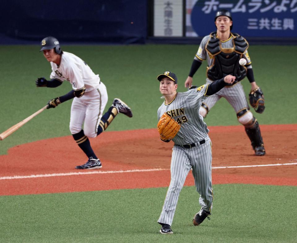 　５回、佐野の打球を処理して二塁へ素早く送球し併殺を奪う大竹（撮影・立川洋一郎）