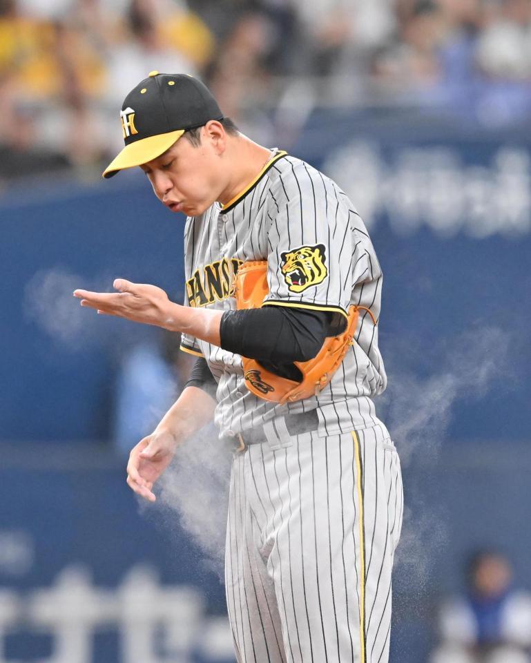 　４回、宗に２点適時打を浴びた大竹はマウンドでロジンの粉を吹く（撮影・北村雅宏）