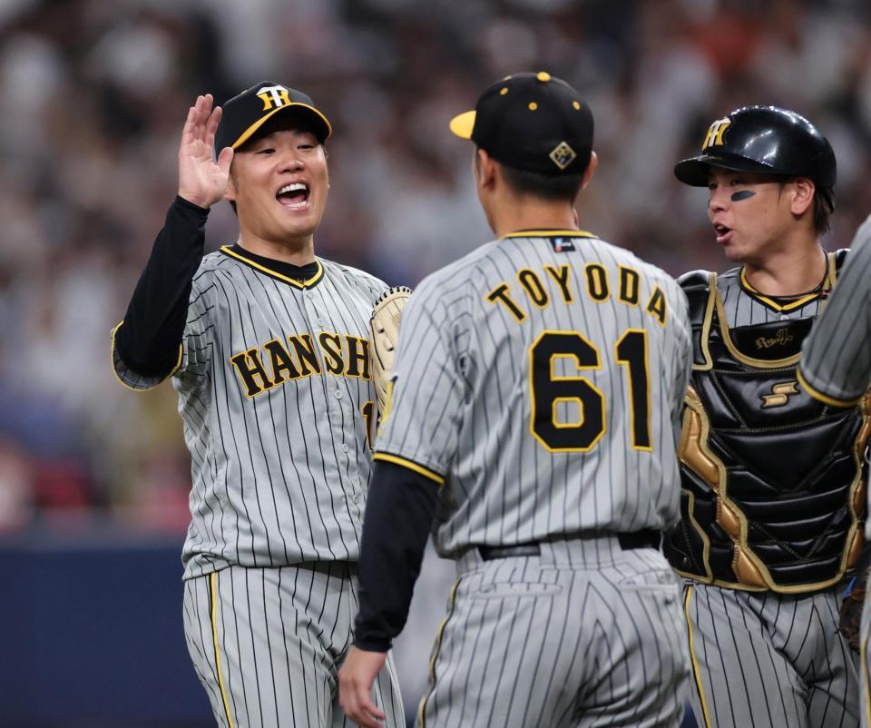 　完封勝利を挙げた西勇、梅野バッテリーは豊田らとタッチを交わして喜び合う（撮影・田中太一）