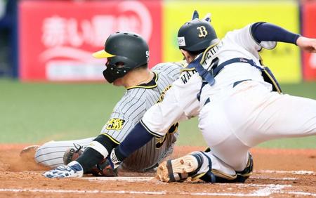 　４回、梅野の遊ゴロで“神走塁”で生還する原口（撮影・立川洋一郎）