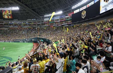 　７回、ジェット風船を飛ばし盛り上がる阪神ファン（撮影・山口登）