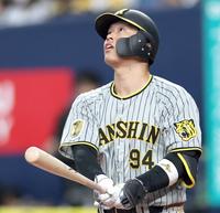 　７回、左越えソロを放つ原口（撮影・田中太一）