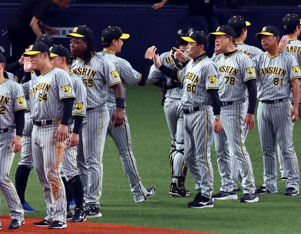 　オリックスに勝利しナインを迎える岡田監督（中央右）＝撮影・山口登