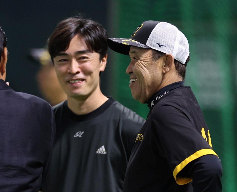 　大学の後輩・和田と談笑する岡田監督（撮影・田中太一）