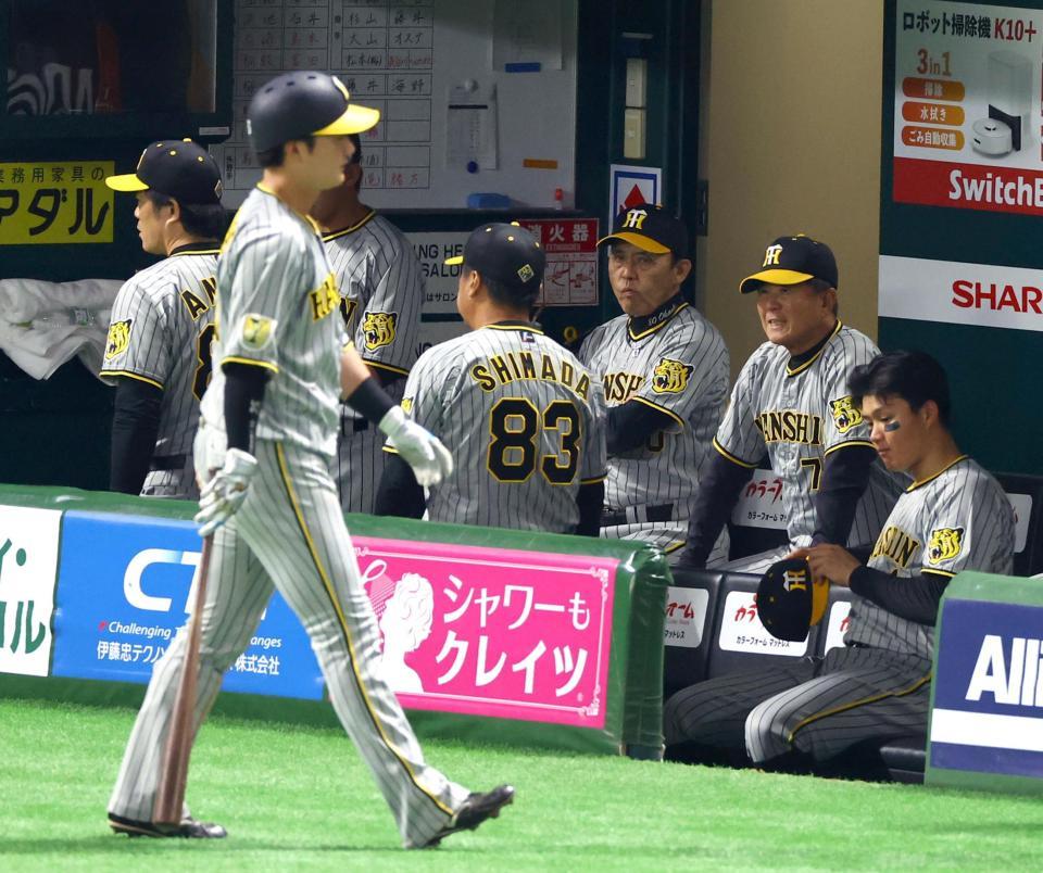 　６回、渡辺が得点のチャンスで空振り三振に倒れ、ベンチの岡田監督は厳しい表情を見せる撮影・山口登）