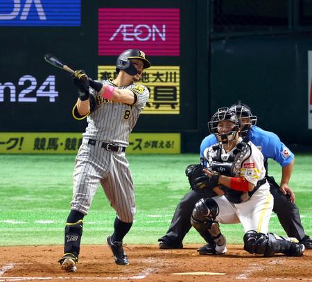 　４回、空振り三振に倒れる佐藤輝（撮影・山口登）