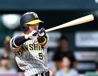 　１回、内野安打を放つ近本（撮影・立川洋一郎）