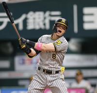 　４回、空振り三振に倒れた佐藤輝は声を出して悔しがる（撮影・田中太一）