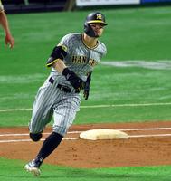 　６回、右翼線に二塁打を放つ佐藤輝（撮影・山口登）