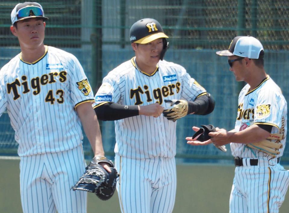 　シート打撃で安打を放ち、出塁する大山（中央）