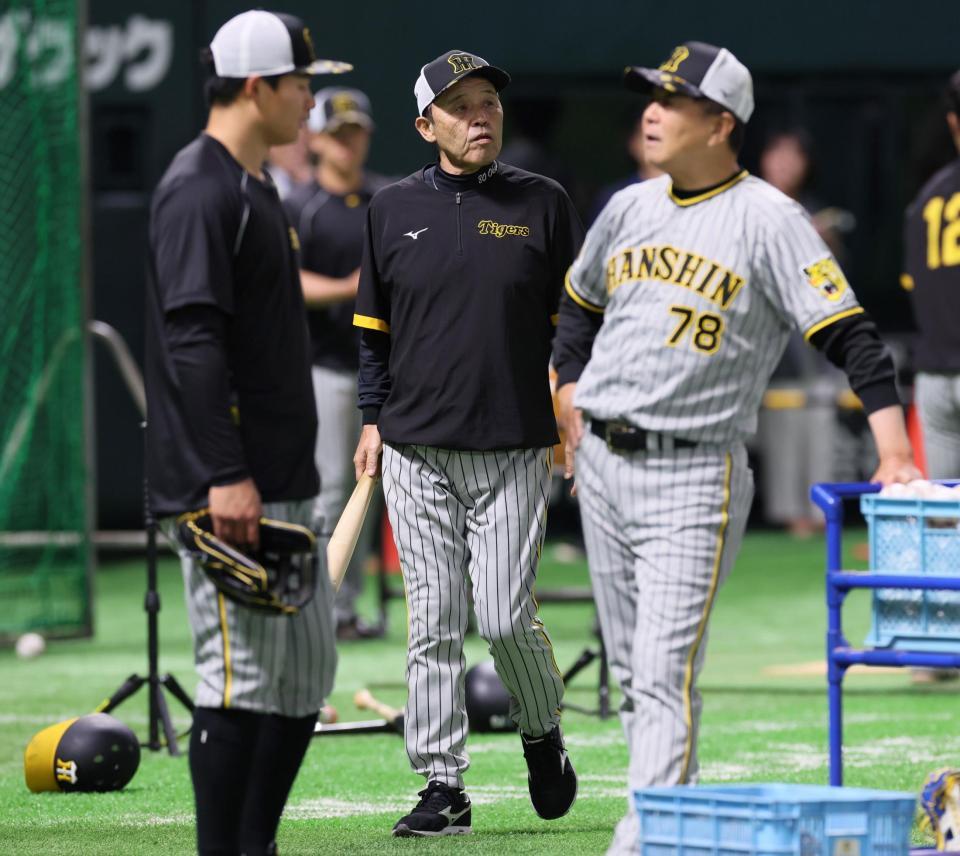 　練習するナインを見守る岡田監督（中央）＝撮影・立川洋一郎