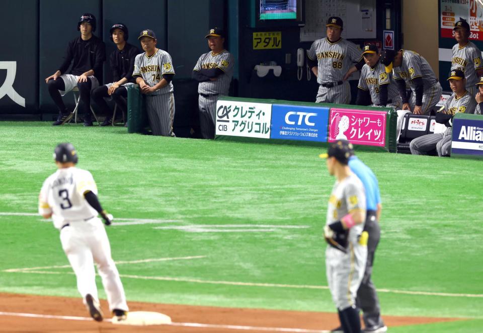 　１回、近藤に先制３ランを打たれ、重い雰囲気の阪神ベンチ（撮影・山口登）