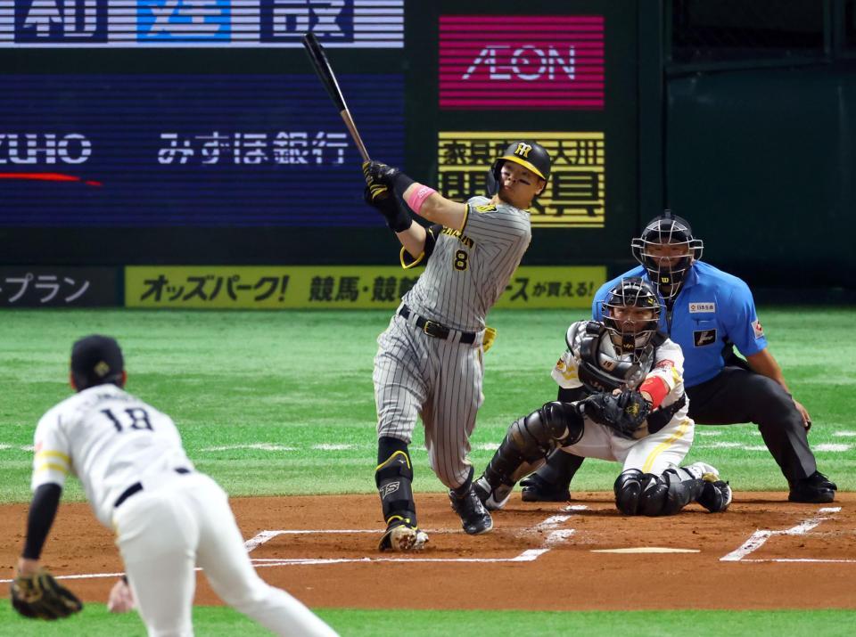 　１回、右飛に倒れる佐藤輝（撮影・山口登）