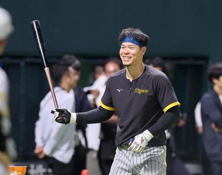 　打撃練習をする佐藤輝（撮影・立川洋一郎