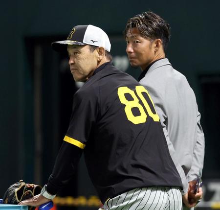 　話をする岡田監督と鳥谷氏（撮影・田中太一）