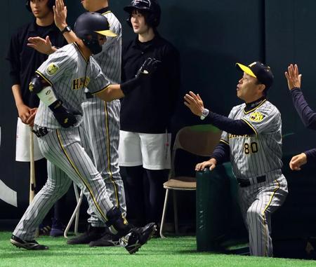 　１回、満塁弾を放った前川を迎える岡田監督（撮影・山口登）