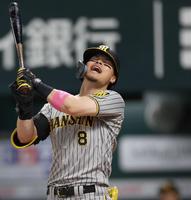 　８回、左飛に倒れ、感情を露わにする佐藤輝（撮影・田中太一）