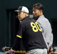 　話をする岡田監督と鳥谷氏（撮影・田中太一）