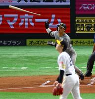 　１回、右越えに先制満塁弾を放つ前川（撮影・山口登）