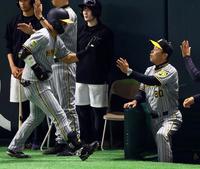 　１回、満塁弾を放った前川を迎える岡田監督（撮影・山口登）