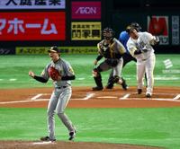 　６回、山川を空振り三振に打ち取り、ガッツポーズを決める才木（撮影・山口登）