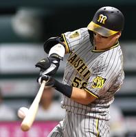 　１回、右越えへ先制の満塁弾を放つ前川（撮影・田中太一）