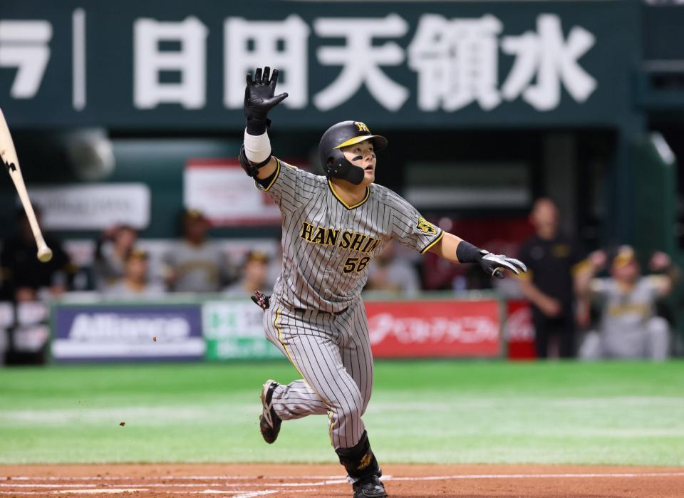 　１回、先制の満塁本塁打を放つ前川（撮影・立川洋一郎）