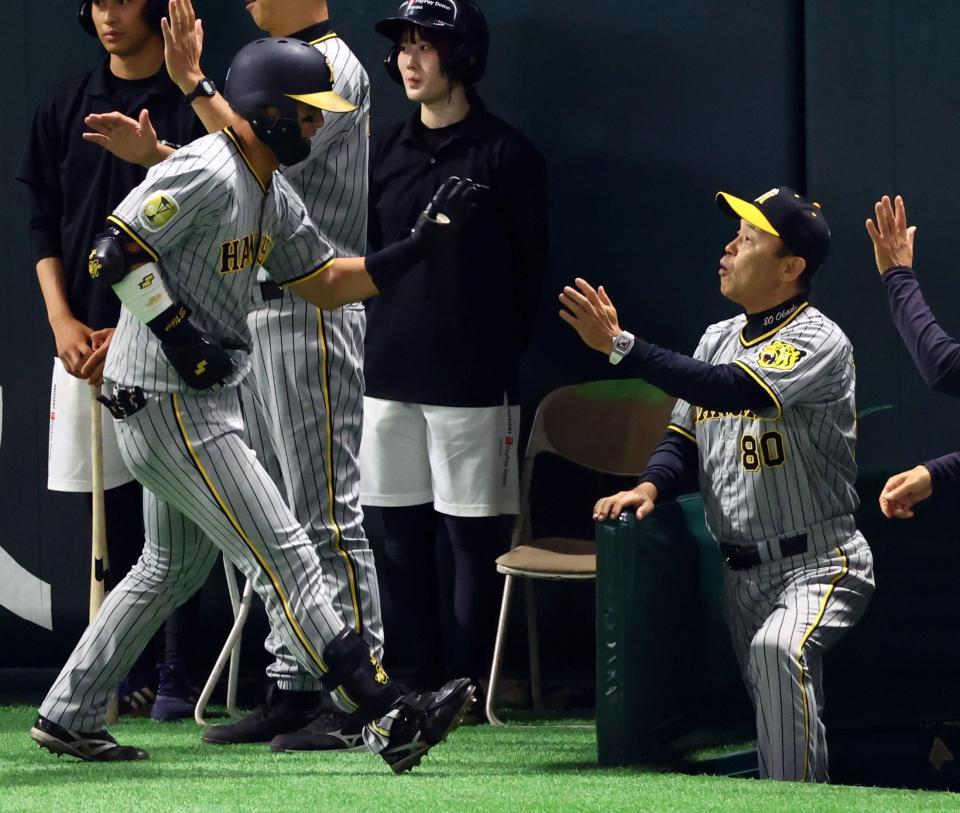 　１回、満塁弾を放った前川を迎える岡田監督（撮影・山口登）