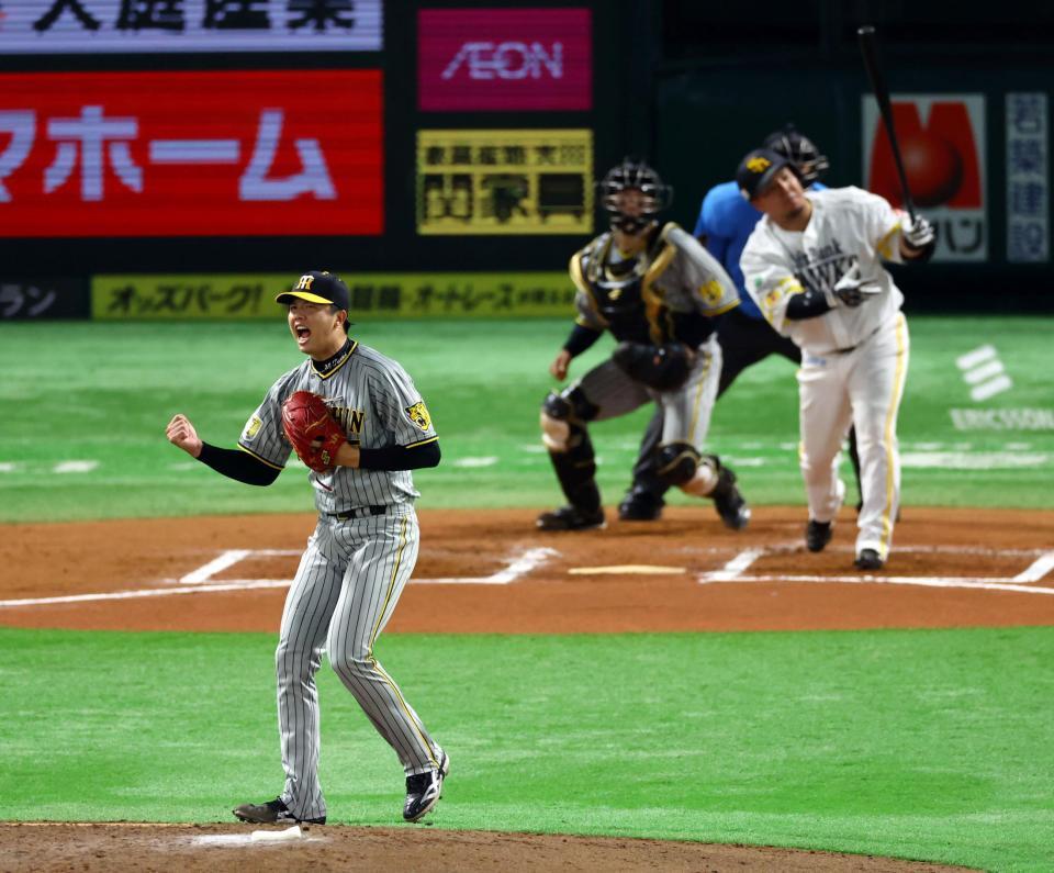 　６回、山川を空振り三振に打ち取り、ガッツポーズを決める才木（撮影・山口登）