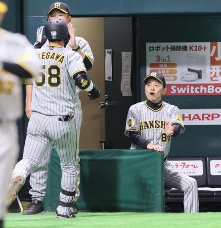 【写真】前川を笑顔で迎える岡田監督　満塁弾は「大きいよなあ」ニヤニヤ