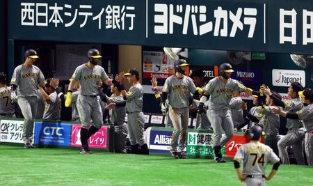 　１回、先制満塁弾を放った前川を迎える阪神ナイン（撮影・山口登）
