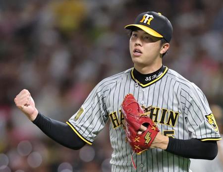 　６回、山川を三振に仕留め、ガッツポーズを決める才木（撮影・田中太一）