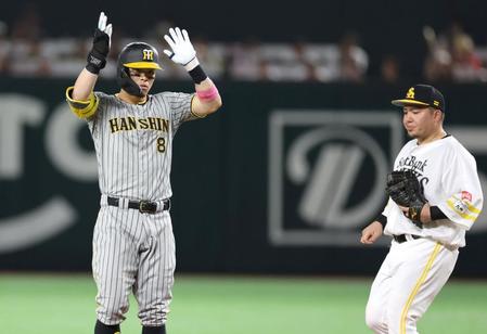 　３回、二塁打を放った佐藤輝は両手を挙げる。右は山川（撮影・田中太一）