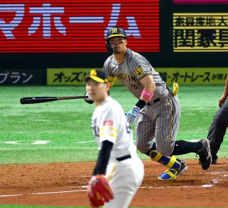 　３回、左中間に二塁打を放つ佐藤輝（撮影・山口登）