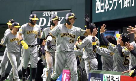 　１回、満塁弾を放った前川はナインとタッチを交わす（撮影・田中太一）